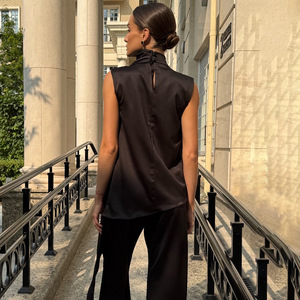 Haut asymétrique sans manches en satin pour femme, couleur unie, col haut, t-shirt pour un style décontracté et élégant - Product Image 2