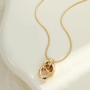 Mặt dây chuyền thép không gỉ thiết kế vòng tròn đôi vàng không đều, kiểu dáng thời trang nữ, dành cho dịp kỷ niệm. - Product Image 4