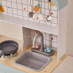 Cuisine de jeu en bois chaleureuse avec machine à glaçons, ustensiles de cuisine, cuisinière qui s'allume et sonore pour enfants - Product Image 4