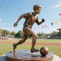 Sculpture de figurine de footballiste adolescent en bronze poli sur mesure, œuvre d'art grandeur nature, modèle de logo pour rue commerciale et place