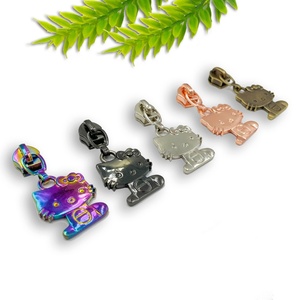 Vente directe d'usine, alliage de zinc plaqué, design de dessin animé pour vêtements et sacs à main - Product Image 4