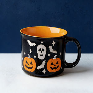 مجموعة أكواب سيراميك مخصصة بتصميم الهالوين باللونين الأسود والبرتقالي مع نقش جمجمة وشبح وزخرفة شريطية - Product Image 3