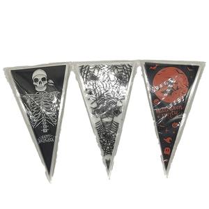 Sac cadeau d'Halloween triangulaire avec éléments d'horreur, idéal pour emballer les biscuits et les bonbons - Product Image 1