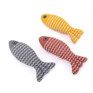 Juguete para masticar pescado de arpillera estilo dibujos animados de lino ecológico para gatos, muñeco de hierba gatera para mascotas - Product Image 1