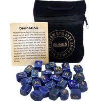 Runes en pierres semi-précieuses gravées avec des lettres, forme carrée, technique de meulage et de polissage, 25 pièces dans un sac en tissu