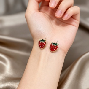 Latón joyería al por mayor mujeres niños 14k chapado en oro lindo exquisito único rojo circón <span class=keywords><strong>fresa</strong></span> fruta Stud pendientes noticias <span class=keywords><strong>Fresa</strong></span> - Product Image 2