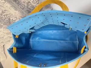 Grand sac fourre-tout vintage en toile gris beige avec boucle dorée, œillets et sangle colorée détachable avec strass décoratifs - Product Image 3