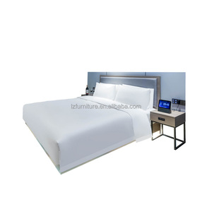 Fabricant de meubles pour hôtels 3 étoiles, ensemble de chambre économique, lit plateforme en bois king size avec tête de lit capitonnée et tables de chevet - Product Image 3