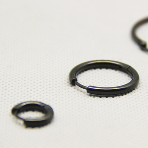 ES1019 <span class=keywords><strong>Orecchini</strong></span> a Cerchio Minimalisti Unisex di Alta Qualità in <span class=keywords><strong>Acciaio</strong></span> <span class=keywords><strong>Chirurgico</strong></span> 316L Placcato Oro per Donne e Uomini - Product Image 4