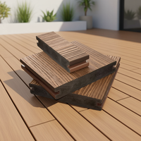Revêtement de terrasse en PVC lisse, imperméable et résistant à l'humidité, de style moderne et écologique, avec installation par emboîtement pour usage extérieur