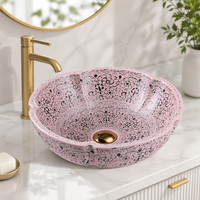 Élégant lavabo en céramique rose mat, lavabo sur pied en forme de fleur pour salle de bain, vasque de comptoir rose clair avec motif noir