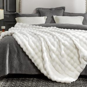 Cozy Bliss 50-60 pouces d'épaisseur crème blanc bulle fausse fourrure jeter couverture doux en peluche canapé flou chambre accessoire avec glaçure mate - Product Image 6