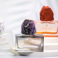 Vente de gros Bouteilles de parfum rectangulaires de 100ml-Bouteilles de parfum personnalisables haut de gamme avec bouchons en pierre de cristal.