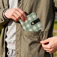 Dompet Perjalanan Wanita Kompak dari Kulit PU dengan Desain Kotak-Kotak Hijau Hawaii, Kantong Koin Ber-Ritsleting RFID, Tempat Kartu Kredit dan Uang Tunai.