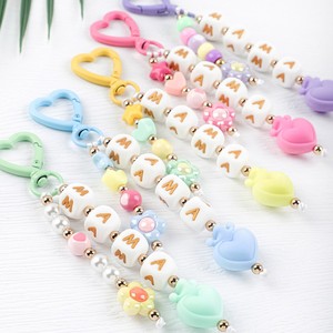 Porte-clés en silicone perlé MAMA en gros, breloque de <span class=keywords><strong>sac</strong></span> cœur couleur pastel, accessoires de fête des Mères en vrac pour la revente - Product Image 1