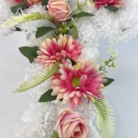 Fleur artificielle en forme de croix pour funérailles, arrangement floral commémoratif en forme de croix avec gerbera rose et rose pour décoration de tombe et d'église.
