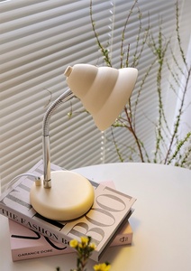 Lámpara de mesa de crema de estilo coreano vintage, luz nocturna de sombra de metal con cuerpo de hierro ecológico para dormitorio infantil, eléctrica para uso en habitación - Product Image 2