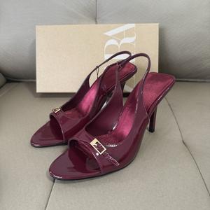 2025 Zomer Nieuw Binnen Spaans Zwart Lakleer Effect Puntige Neus Sandalen Buiten Hoge Top Sleehak Open Rugbalie - Product Image 2