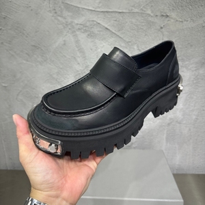 Mocasines de diseñador para hombre, negros, de cuero genuino, con puntera metálica, suela gruesa con tacos, sin cordones, con plataforma. - Product Image 1