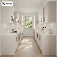 Meuble de cuisine moderne avec portes en chêne blanc, aménagement en galley, rangement par tiroirs, livraison en kit et panneaux en mélaminé