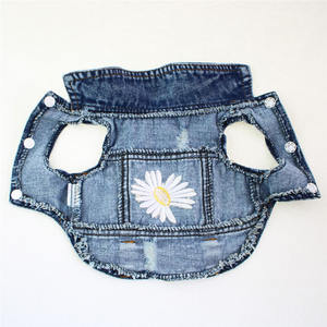 سترة جينز شهيرة بتطريز ديزي ملابس للحيوانات الأليفة - Product Image 5
