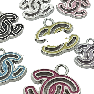 Vente en gros de breloques personnalisées en alliage de <span class=keywords><strong>zinc</strong></span>, forme de cœur, pendentif, fabrication de bijoux DIY, collier, bracelet, accessoires, États-Unis - Product Image 1