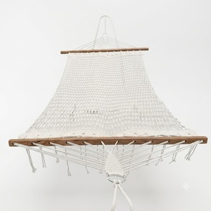 Hamac en corde de coton robuste pliable pour l'extérieur avec barre d'écarteur en bois, lit suspendu tissé à la main pour les hôtels et les patios - Product Image 1