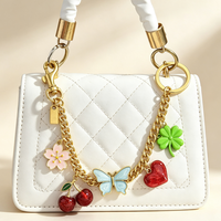 Breloque de sac papillon cerise mignonne, pendentif cœur trèfle Sakura, chaîne porte-clés, décoration de sac à main esthétique douce, accessoires pour femmes