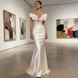 プラスサイズのフランスのオートクチュールウェディングドレス |   深いVネックと3Dフラワーが特徴のカテドラルトレインガウン - Product Image 5