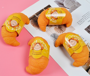 Vente en gros Anti-stress Squeeze Croissant Fidget Toys Jouet de décompression pour cadeaux et prix en classe Soft - Product Image 2