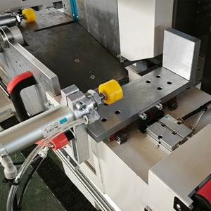 Scie à découper les fenêtres à cadre en aluminium CNC automatique à commande numérique, moteur 3KW, compatible UPVC/PVC, <span class=keywords><strong>coupe</strong></span> à 45 degrés - Product Image 4