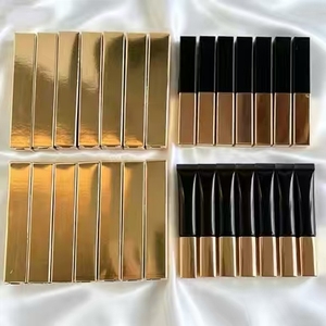 Lápiz labial en tubo dorado con textura mate aterciopelada para iluminar el tono de la piel, resistente al agua y de larga duración, opciones clásicas en varios colores. - Product Image 4