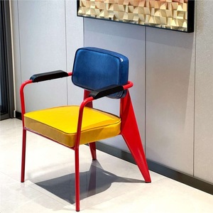 Silla de Comedor Estilo Memphis con Respaldo Tapizado, Estructura Roja, Asiento Azul, Respaldo Amarillo, Diseño Moderno, Muebles para Sala de Estar - Product Image 4