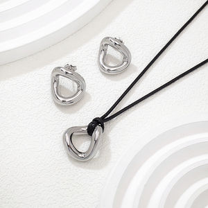 Joyería Italiana Elegante y Moderna de Acero Inoxidable al por Mayor, Accesorios Irregulares Chapados en Oro de 18K, Conjuntos de Cadenas de Cuero para Mujer - Product Image 3