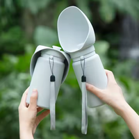 2024 personnalisé Portable chien bouteille d'eau vente chaude Silicone distributeur tendance accessoires pour animaux de compagnie pour voyage et marche pour l'alimentation