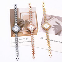 Montre à chaîne en métal européenne et américaine, montre rétro à quartz avec petit cœur en strass, cadran à quatre feuilles de trèfle, montre exquise pour femmes