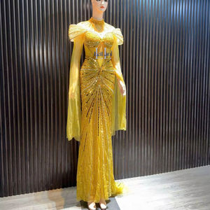 Vestido de Mujer con Hombros Descubiertos, Manga Regular, Estilo Sirena, Tela de Seda, Pedrería de Alta Gama, Estilo Urbano, para Fiesta de Noche de Invierno - Product Image 1