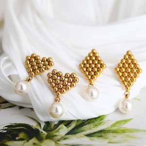 Boucles d'oreilles pendantes géométriques à grappe de perles |   Acier inoxydable plaqué or 18 carats PVD, motifs losanges et cœurs avec perle pour femmes - Product Image 2
