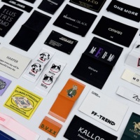 Étiquettes en polyester professionnelles exclusives, résistantes à la décoloration, à découpe ultrasonique, haut de gamme, tissées double face pour costumes et vêtements de cérémonie