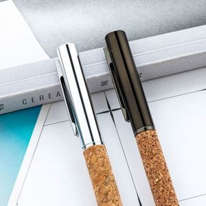 Stylo publicitaire personnalisé avec logo, corps en bois grainé, pointe rétractable en PU texturé liège souple de 1,0 mm, finition métallique, idéal comme cadeau promotionnel. - Product Image 2