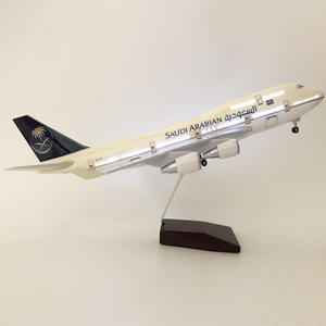 Modèle d'avion en résine Boeing B747 de <span class=keywords><strong>Saudi</strong></span> Arabian <span class=keywords><strong>Airlines</strong></span> à l'échelle 1/150, 47 cm, avec LED et train d'atterrissage, objet de collection - Product Image 3