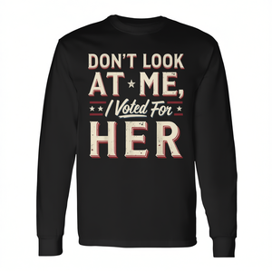 Camiseta de manga larga con estampado de humor político: No me mires, voté por ella - Product Image 2