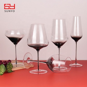 Lot de coupes à <span class=keywords><strong>vin</strong></span> et champagne en <span class=keywords><strong>verre</strong></span> cristal, style classique, avec pied <span class=keywords><strong>noir</strong></span> et finition gris <span class=keywords><strong>fumé</strong></span>, pour la vente en gros - Product Image 4