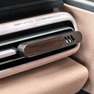 Penyegar Udara Mobil Klip Ventilasi Logam dengan Logo Ukiran Laser Custom, Pewangi Mobil untuk Lubang Udara, Klip Parfum Alami - Product Image 1