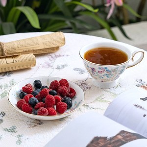 Tasse et soucoupe à café en porcelaine fine style pastoral - Bord doré, motif floral baies pour le thé de l'après-midi - Product Image 4