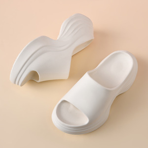Sandales plates pour femmes Guru, noires, en EVA, à bout ouvert, antidérapantes, décontractées, confortables, pour l'intérieur et l'extérieur - Product Image 3