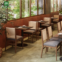 Ensemble de banquettes de restaurant en bois massif de style chinois moderne, durable et écologique, avec table et chaises pour usage commercial