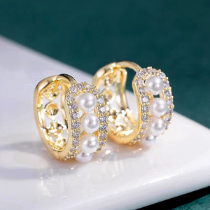 Orecchini a Cerchio con Perline per Donne, Design Elegante e Unico, Gioielli Versatili per l'Uso Quotidiano - Product Image 1