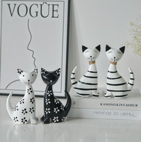 Ensemble de figurines de chat rayées noir et blanc en bois, style nordique moderne et minimaliste, artisanat adorable et kawaii, décoration de luxe pour les boutiques