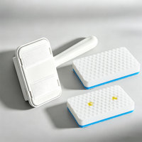 Brosse de nettoyage pour vitres de douche domestiques avec tampons éponge nano magiques remplaçables, raclette intégrée et long manche pour effacer les taches de carrelage